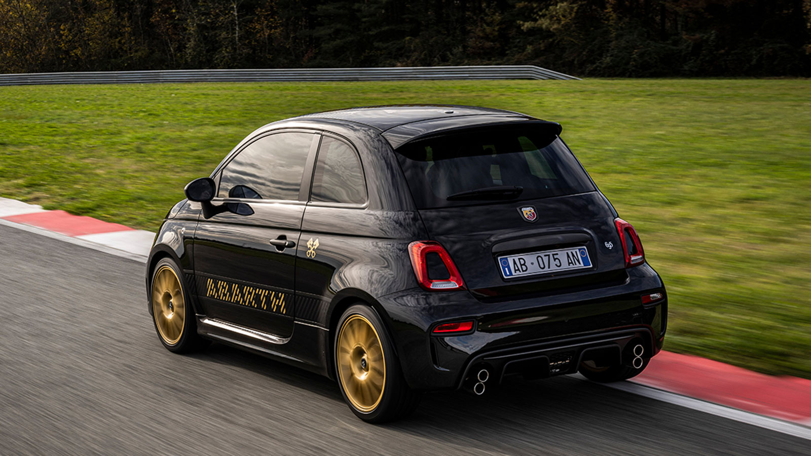 Το νέο Abarth 695 75° Anniversario τιμά τον 1.4 T-Jet κινητήρα